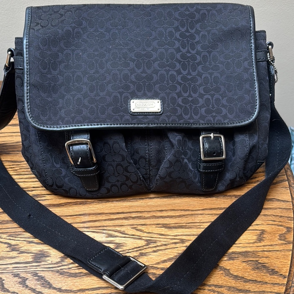 Coach Black Messenger Bag. Also perfect for back to university. Unisex